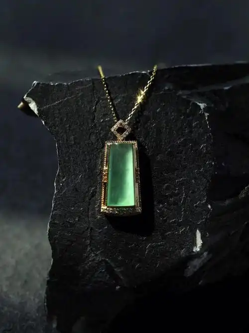 高冰晴绿翡翠无事牌