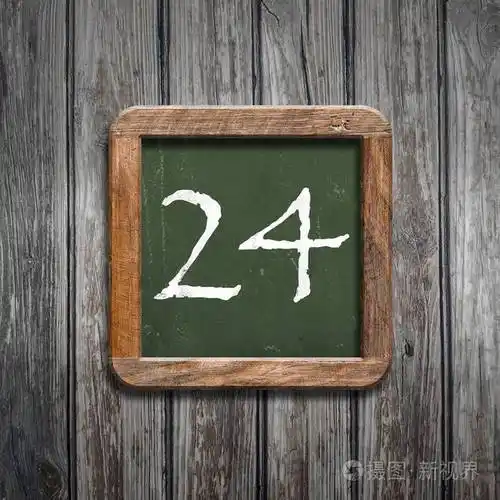 数字24在绿色黑板在木背景之上