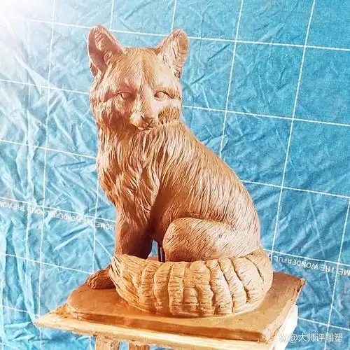 狐狸雕塑家手中塑造的泥塑狐狸