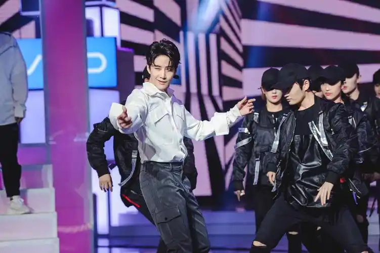 运气爆棚!mike angelo《快乐大本营》与吴昕玩汉字游戏首战获胜