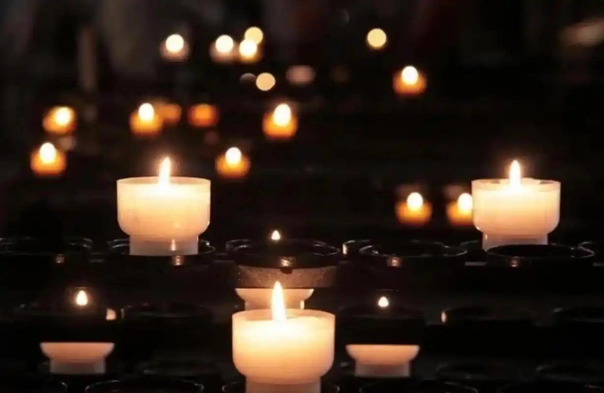 一些祭奠逝者的文案小众 愿天堂没有病痛,通往天堂的路你一路走好