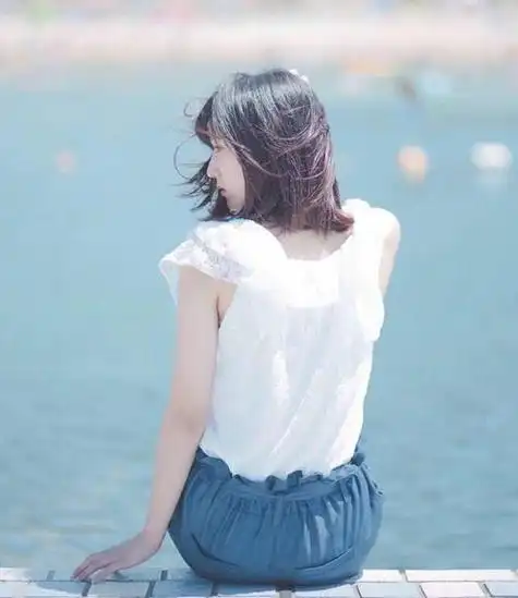 转自微博短发女生背影头像