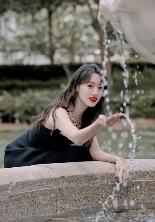 袁冰妍性感黑色吊带裙气质撩人写真