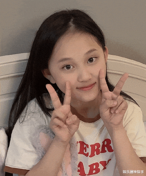 "小葡萄"长大了,14岁成长腿美女,模样和小时候变化大