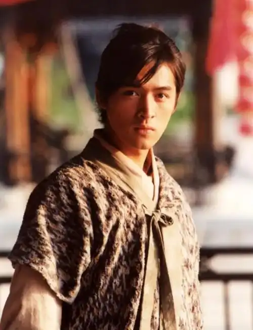 2005年,胡歌凭借在《仙剑奇侠传》里饰演的李逍遥,迅速打开知名度