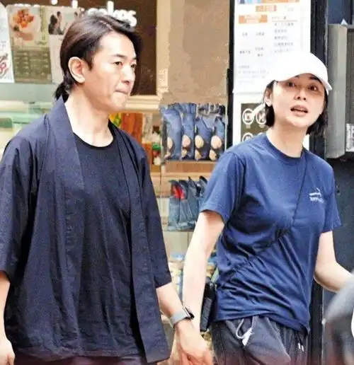 郑伊健经常陪蒙嘉慧牵手逛街吃饭老婆未同行他就和全男班出行