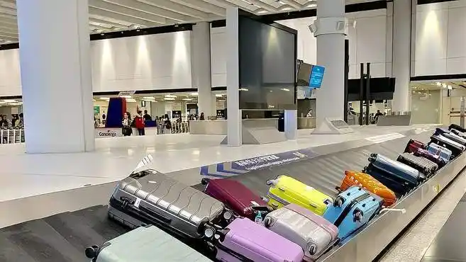 在机场办理托运后,行李箱到底经历了什么,它是如何登机的?