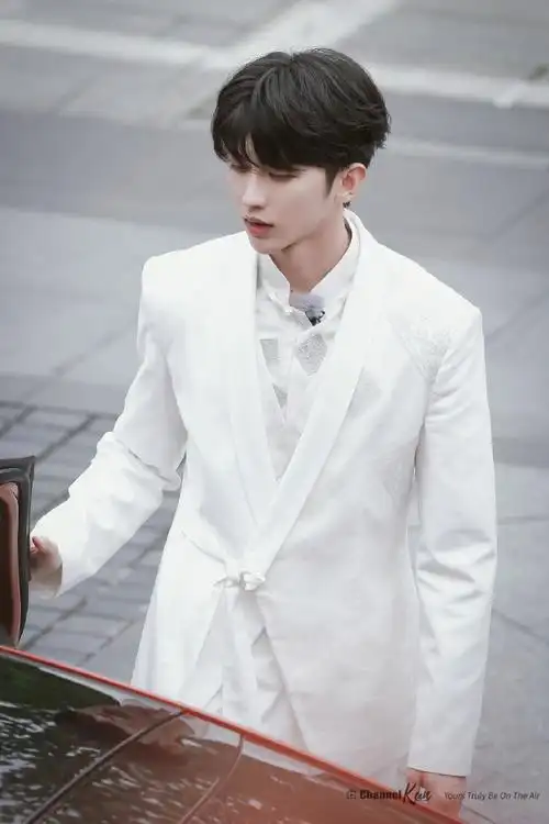 蔡徐坤超话|#奔跑吧蔡徐坤#我单方面宣布这件白西装上top榜了!