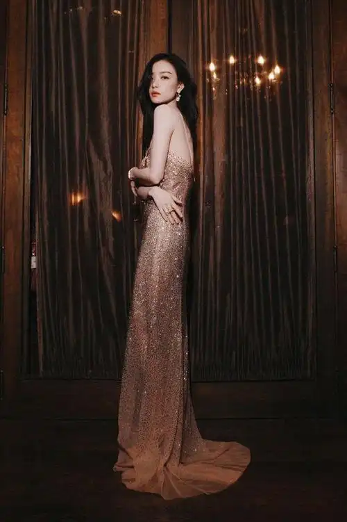 倪妮上海电影节第二套金色吊带裙……|倪妮|上海电影节|吊带裙_新浪