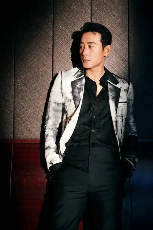 罗晋穿着alexandermcqueen水墨印花西装