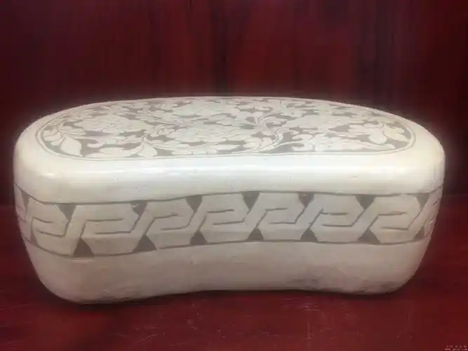 磁州窑花卉枕头