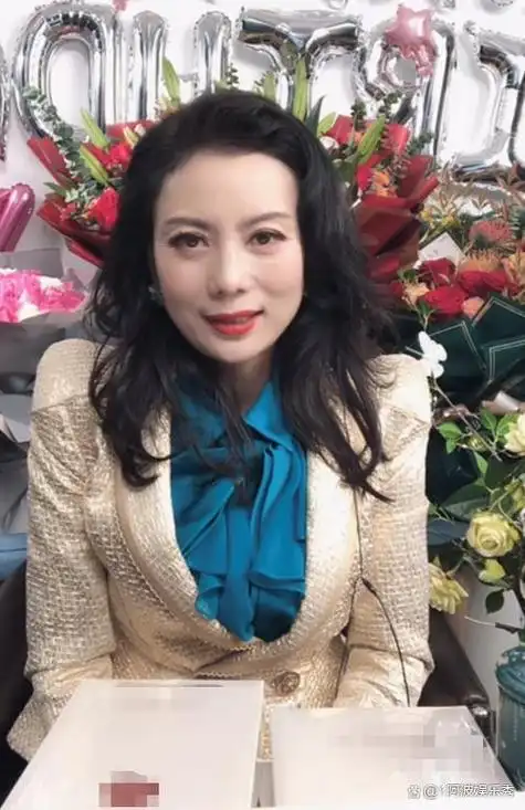 她的容貌,气质,演技都让人赞叹,她的事业也一帆风顺,成为了台湾娱乐圈