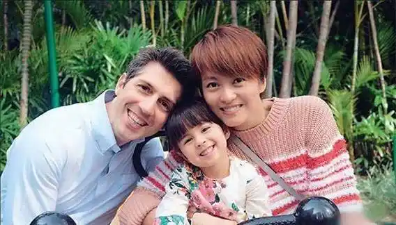 梁咏琪一家三口外出购物,她陪女儿开心玩耍,外籍老公负责买单!