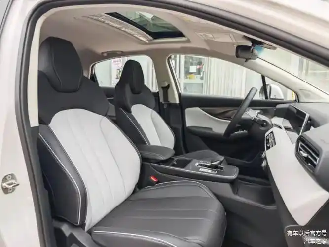 此外,新eu5 plus还配备了自动上电,手机无线充电,主驾座椅六向电动