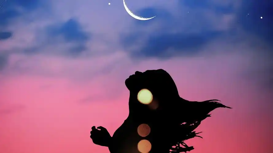 夜晚星空下的女孩