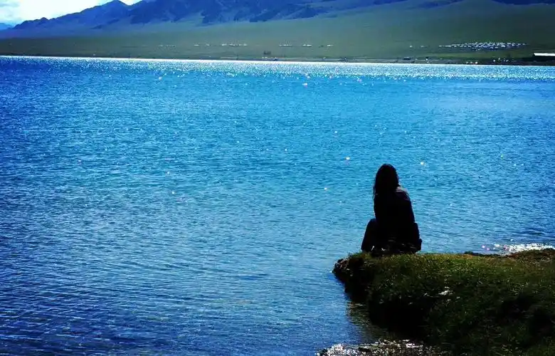 也许在想着心事也许什么都没想放空自己