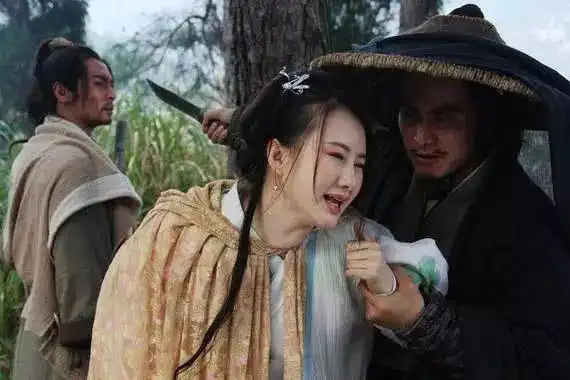 石秀不忍杨雄受蒙骗戴绿帽子,便暗中设计杀死裴如海,并与杨雄将潘巧云