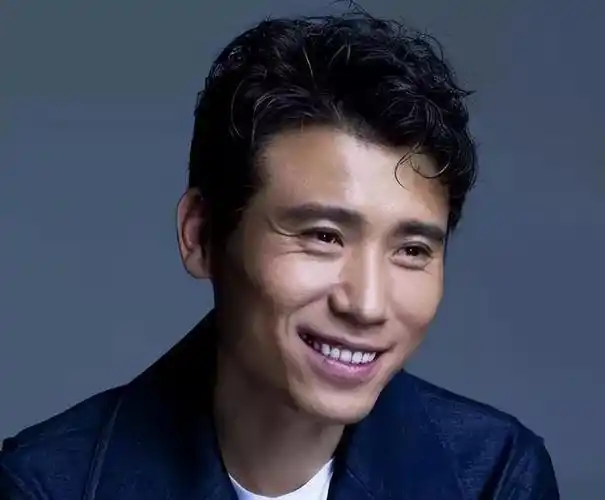 5位越老越帅的男星年轻时其貌不扬人过中年却儒雅帅气