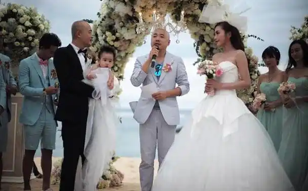 (婚礼现场)包贝尔没有食言,2016年3月30日,他与包文婧的浪漫婚礼在"