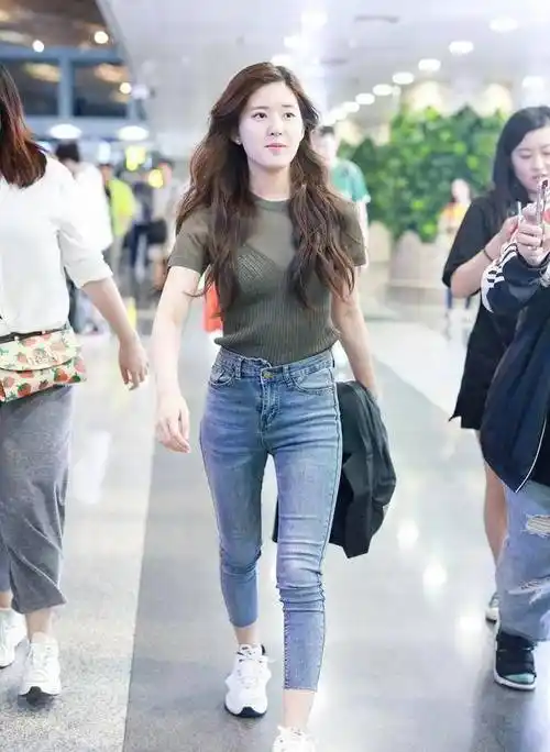 脸圆的女生穿衣有讲究,今夏建议这四种穿搭方式,赵露思穿了太瘦