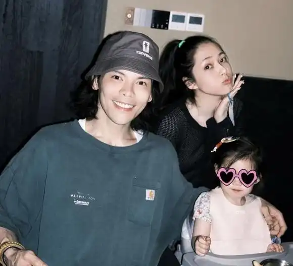 向佐晒一家四口合影郭碧婷素颜站身后似保姆抱娃藏肚疑怀3胎