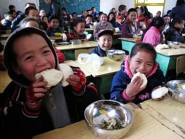 做5个俯卧撑你就能请山区的小朋友吃顿饭