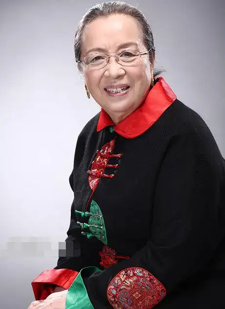 李明启近照曝光,等公交时与粉丝亲切合影,84岁仍精神矍铄