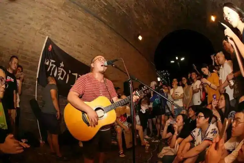 西安这支乐队火了! 来"听南门说"唱民谣!