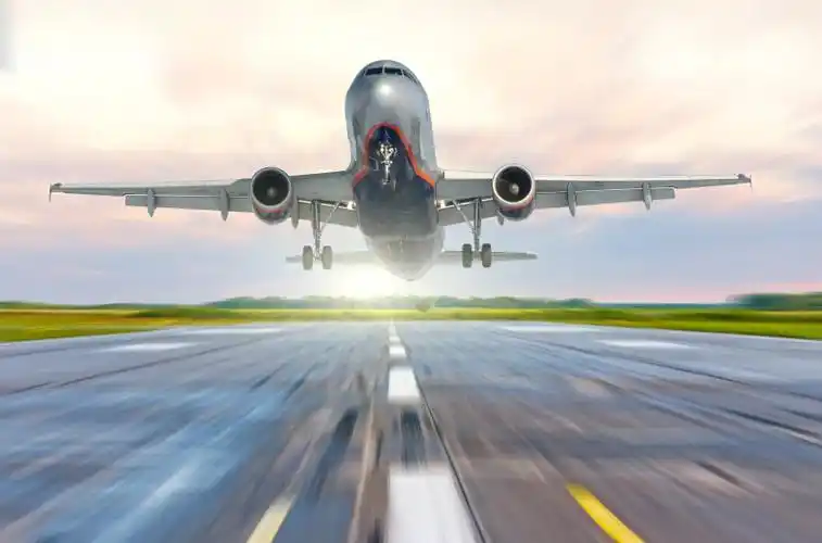 跑道上起飞的飞机摄影图片