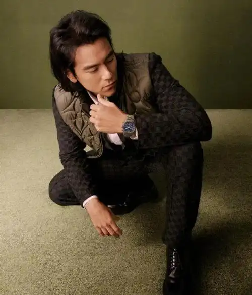 彭于晏开年刊封面大片,久违的帅气面孔,长发造型释放成熟气质