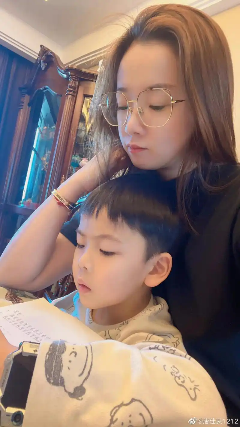 杨鸣美丽的妻子,晒1儿1女观赛照!"辽篮削他"的字迹,逗笑网友