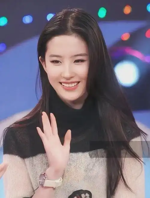 几年前刘亦菲的带着浅浅笑容照片很多人说刘亦菲笑起来不好看