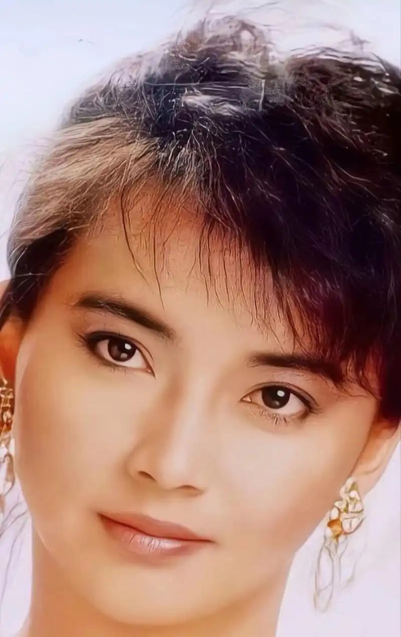 "最美霸王花"胡慧中,端庄优雅,气质独特,御姐范十足