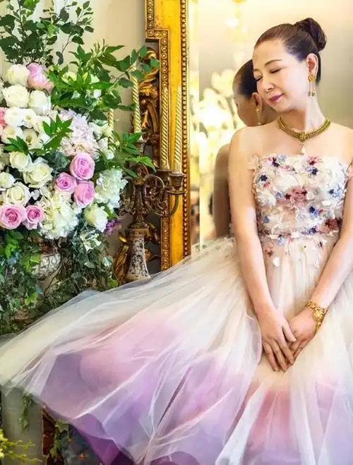 甜歌女神仲小萍:三十载守护儿子,却饱受凄凉待遇