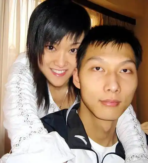 易建联:娶巴西足球宝贝荆灵,婚后连生两胎,妻儿都是美国籍_篮球_父母