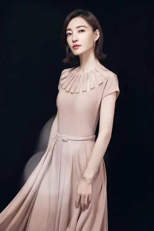 品牌花秘瑰萃形象大使@王丽坤 现身 身穿裸色系真丝长裙