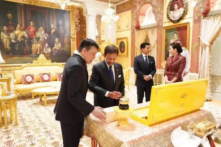 查看原图 384k虽然马丁经常陪伴他的父王到世界各地出访,但他并非是