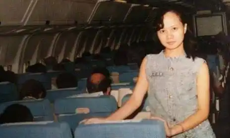 刘欢的妻子54岁了,当了31年家庭主妇,如今的打扮让人万万想不到