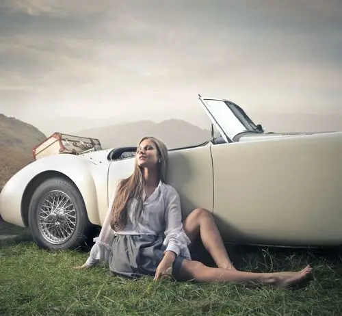 敞篷跑车与性感美女