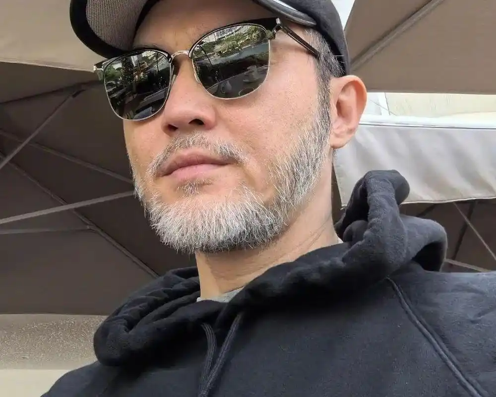 53岁张智霖光顾叉烧店,满头白发显苍老 张智霖留着花白的胡须,戴着