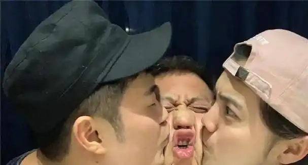 邓超搞笑模仿父亲给鹿晗拍照,关系不一般引热议