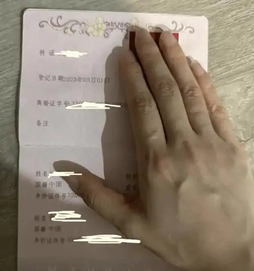 网红乔妹嘴哥感情受质疑,网传她跟前夫已复合,助理晒离婚证澄清