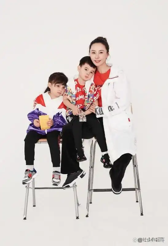 马雅舒儿女近照曝光!米雅高高瘦瘦长得像同父异母姐姐,颜值好高