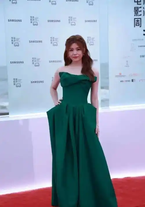 原创陈妍希罕见与老公陈晓亮相穿吊带裙像女王小4岁的他像小跟班