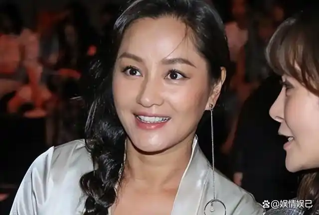 超模瞿颖定居泰国,住独栋大别墅打网球,全身黝黑被网友嘲笑!