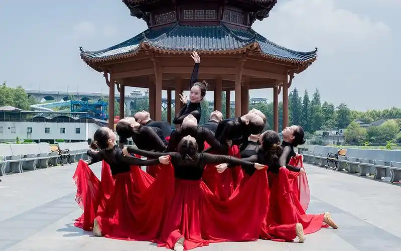 古风年会舞蹈西风简单好看集体舞单色舞蹈