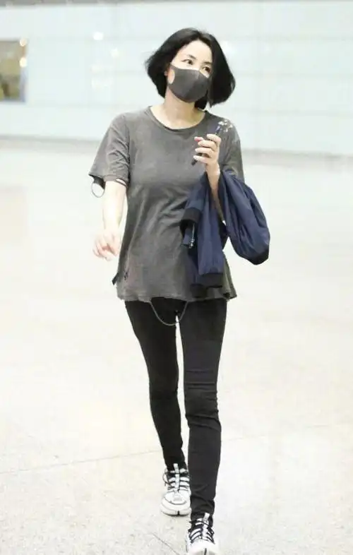 王菲剪了波波头又穿烂t恤走机场随便配牛仔裤都有高级感