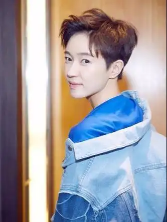 焦俊艳中性假小子升级我以为她短发就很帅了没想到她可以更帅