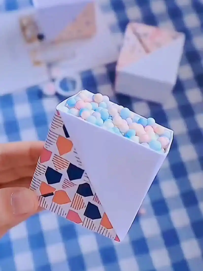 你们要的简单桌面收纳盒来啦,拿出长方形纸跟我折起来吧,这次不许说难