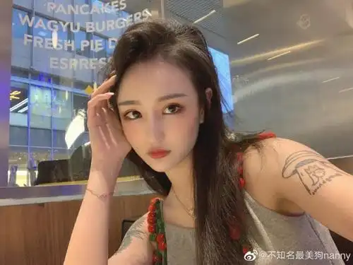 uzi女友自爆情史:一开始是崇拜他,有人给我联系方式后,心动了